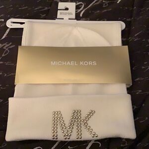 🆕Michael Kors Dome Studded Scarf & Hat Set Cream
